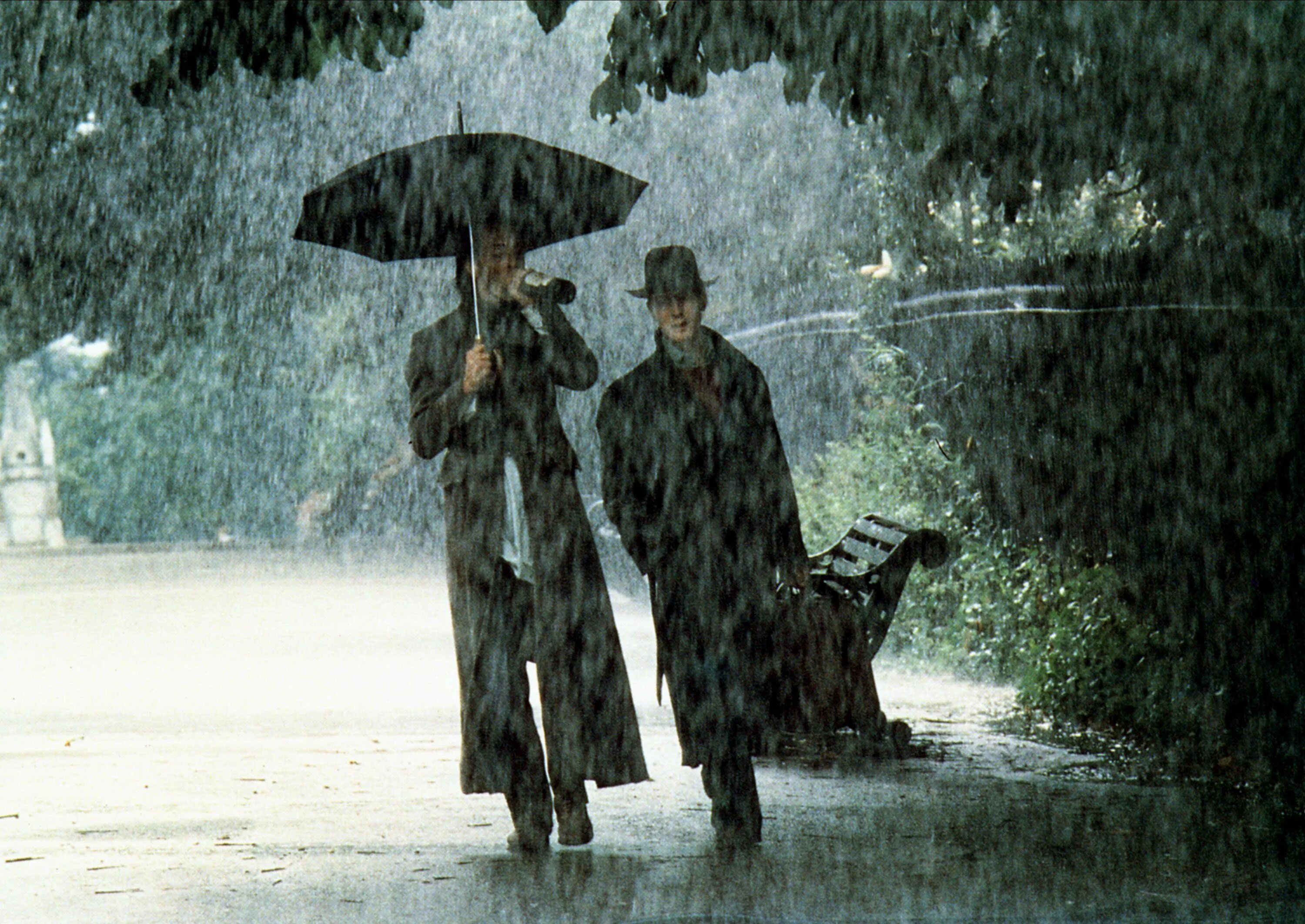 The day the rains came. Ричард Грант Уитнейл и я. Под дождем Кадр из фильма. Интересные кадры в дождь. Кадры из фильмов под дождем.