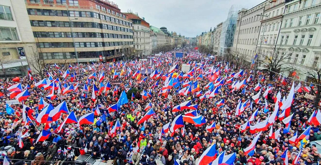 Выступление чехии. Митинг. митинги и демонстрации. чехия люди. митинг в чехии.