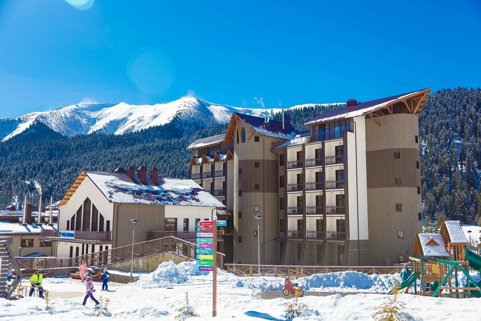 Поселок гостиница. Поселок гостиница. Скайвэй отель шерегеш. Поселка романтик курорта архыз. Архыз курортный комплекс.