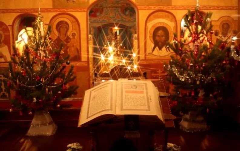 С рождеством христовым 2023 храм христа спасителя. Рождество православная церковь. Богослужение на рождество. Рождество в киево печерской лавре. Рождество в храме.