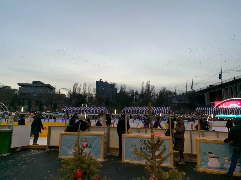 Работающие катки волгоград. Ледовый каток Раздолье Волгоград. Прайд каток Волгоград Красноармейский. Каток Царицыно Волгоград. Открытый каток Раздолье Волгоград.