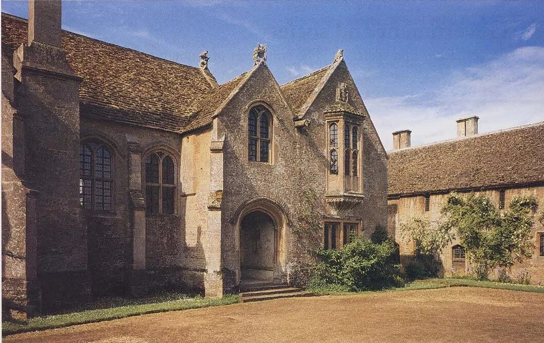 Рождество в доме сеньора купьелло малый театр. Дом сеньоре. Дом сеньоре. Особняк 15 века англия. Филиппо де эдуардо - рождество в доме сеньора купьелло.