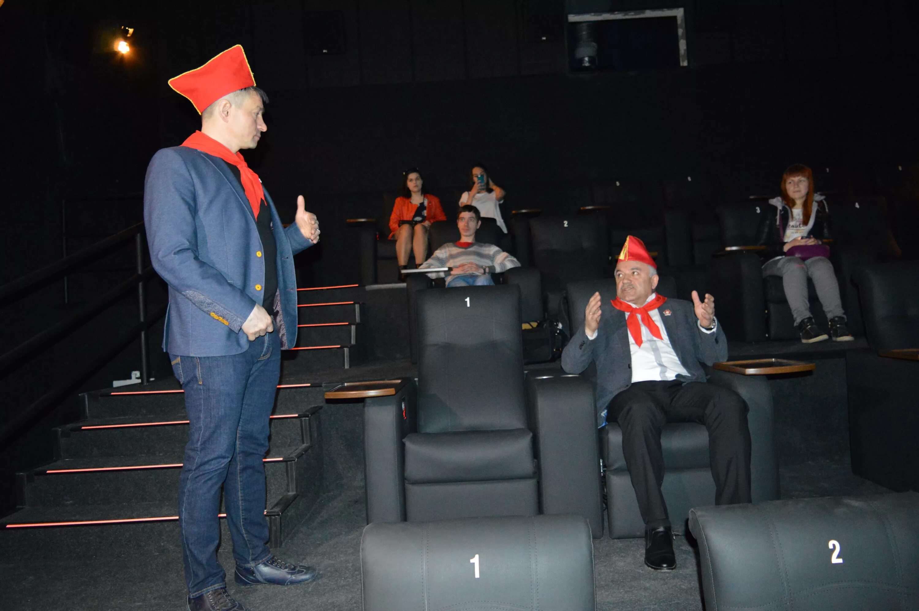 кинотеатр ухта. кинотеатр юбилейный ухта. кинотеатр юбилейный ухта ярмарка. ухта ярмарка кинотеатр. залы в юбилейном ухта.