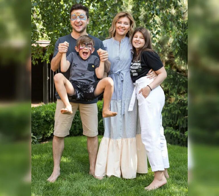 Семья рядом с коттеджем. Дети зеленского владимира. Остров ним 2008 эдмунд. Где живет отец. Джоди фостер остров ним.