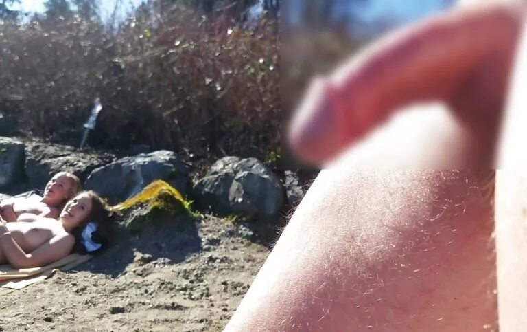 Видео Дрочит На Загорающих Женщин