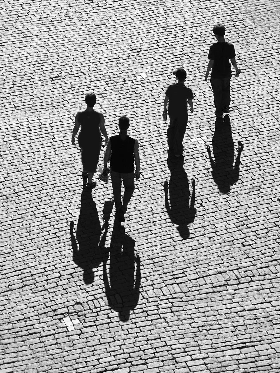 Вижу тени людей. 4 человека тень. картины с тенями людей. много теней людей. 4 тени от человека.