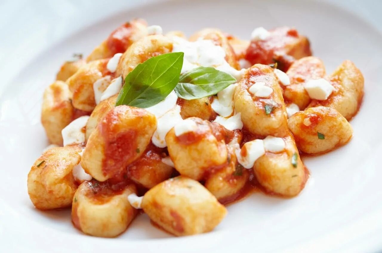 Ньокки из картофеля рецепт. Ньокки (итал. gnocchi) — итальянские клецки,. картофельные клецки ньокки. итальянские картофельные ньокки. клёцки картофельные ньокки.