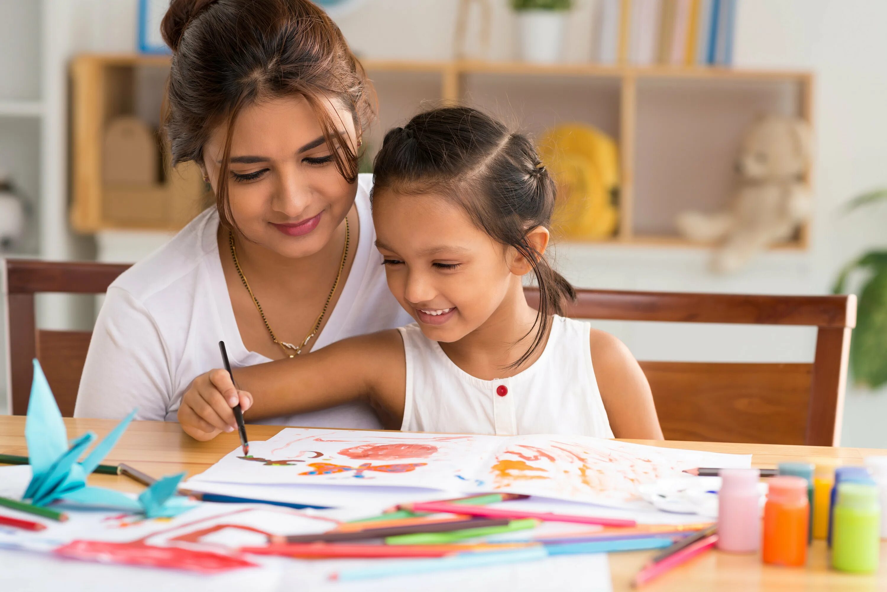 Parent and child картина. Дети творчество. Мама и ребенок творчество. Творчество детей и родителей. Pay little attention