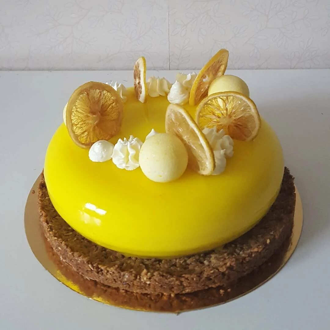 Муссовый торт в жёлтой глазури. Муссовый торт с бананом. Муссовый торт пина Колада. Лимонный муссовый торт.