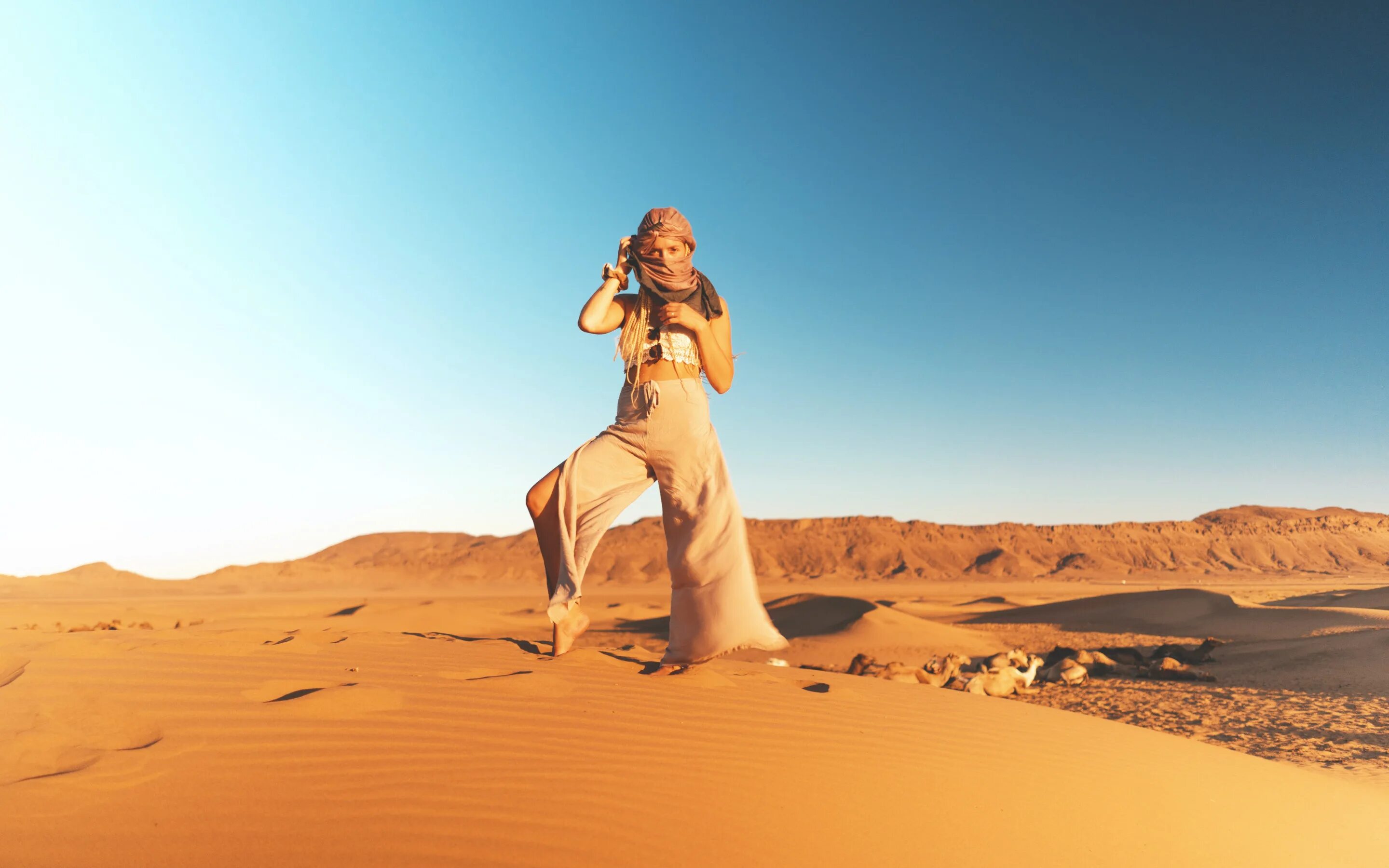 Пустыня побед. Девушка в пустыне. Фотосессия в пустыне. Красивая фотосессия в пустыне. Человек в пустыне.