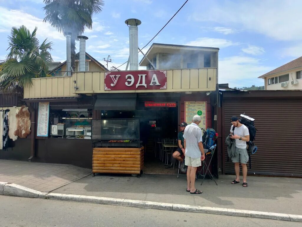 столовая. интерьер шашлычной. шашлычный дворик адлер. шашлычная у эда дагомыс. столовая шашлычная.