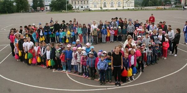 Кунгур люди молодежь. 20 1 Школа в Кунгуре на вокзал. Погода в Кунгуре на 10 дней. Группа людей на зарядке. Погода в кунгуре пермский край на 10