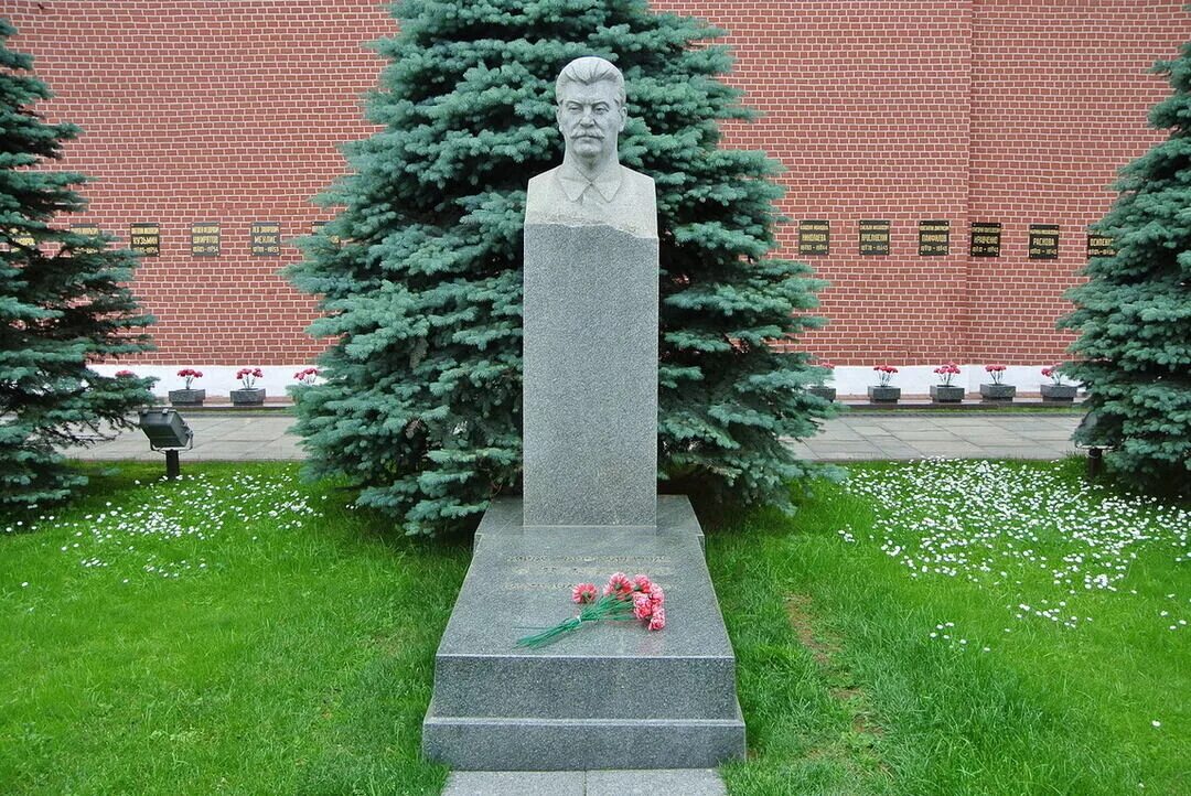Где похоронен сталин иосиф виссарионович кладбище. Сталин иосиф виссарионович могила. ворошилов климент ефремович могила. могила иосифа сталина. могила сталина иосифа виссарионовича.