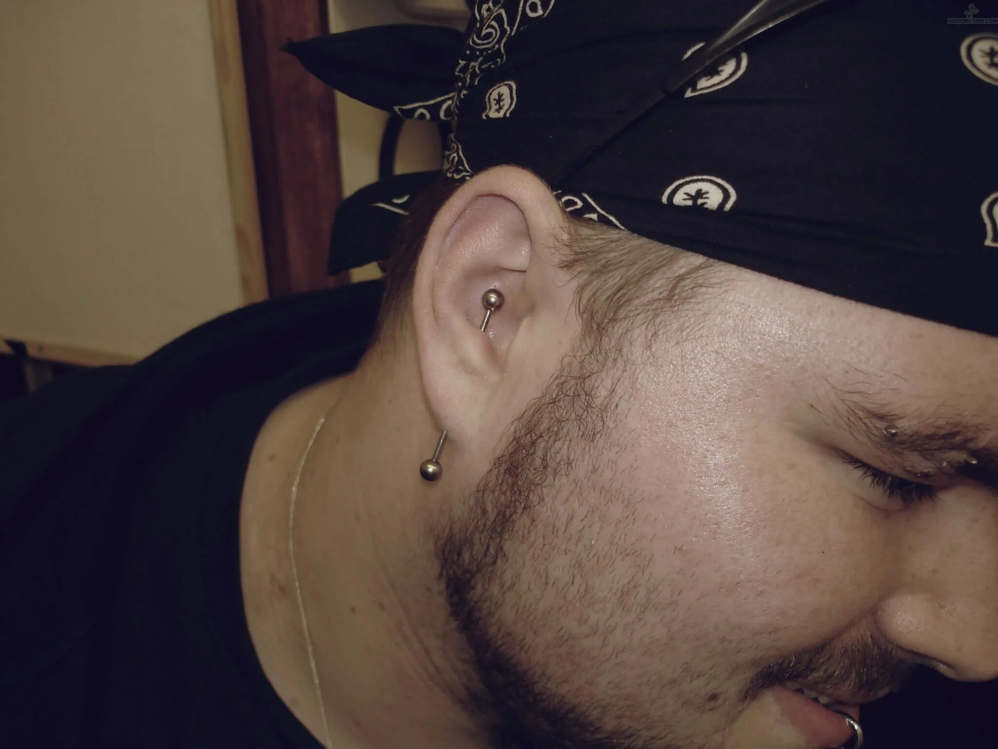 что значит серьга в левом ухе. серьги дмитрия нагиева. мужская сережка в ухо. парень с серьгой в правом ухе. серьги для непроколотых ушей мужские.