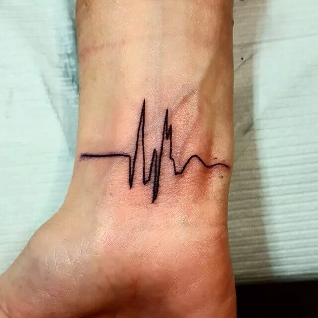 Тату пульс на руке. Татуировка пульс. Тату пульс. Тату кардиограмма. Татуировка пульс на руке.