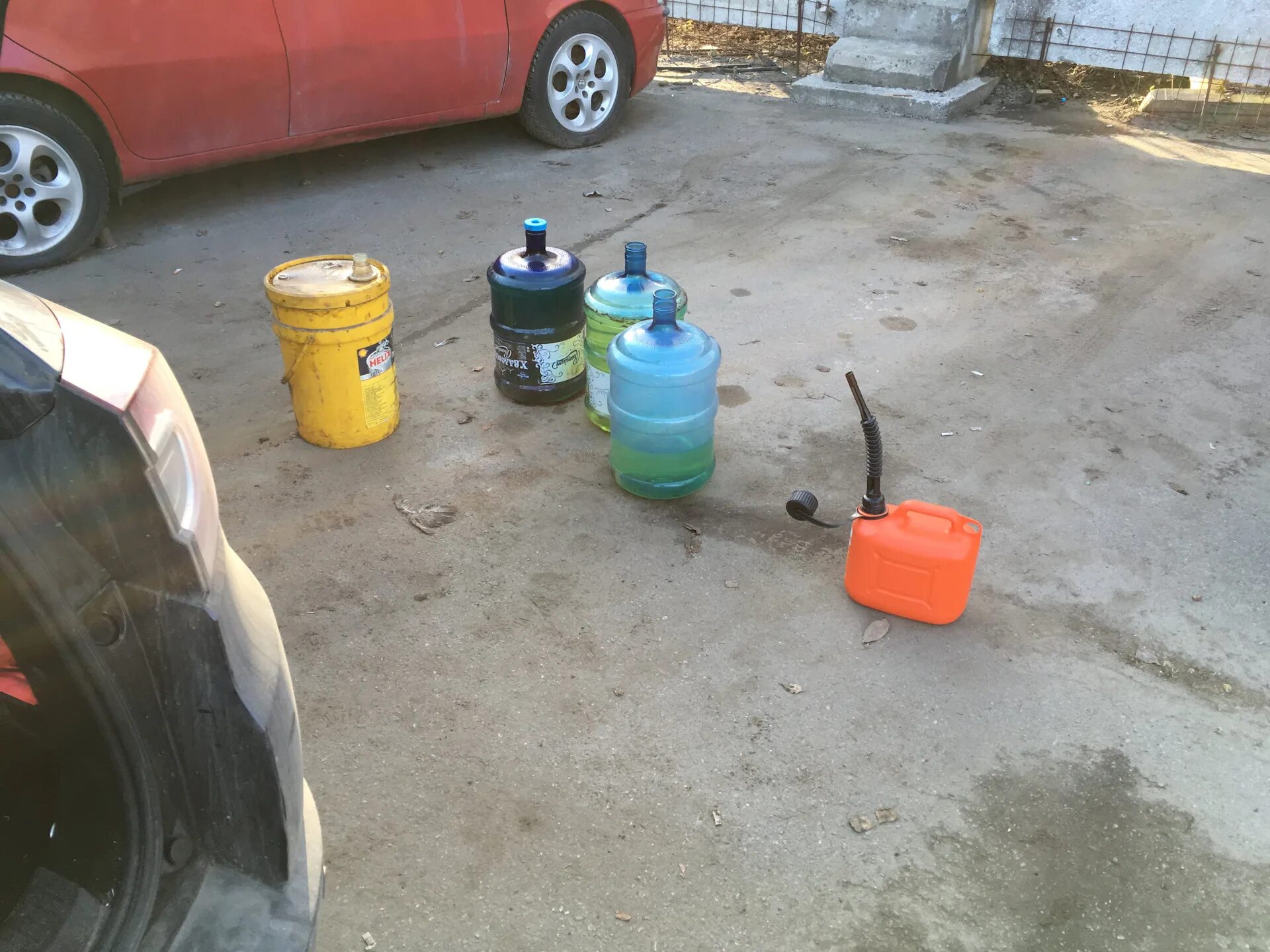 Сливают солярку с бака. Слив бензина из бака паджеро-2. Слив солярки. Как слить солярку. Как слить солярку.