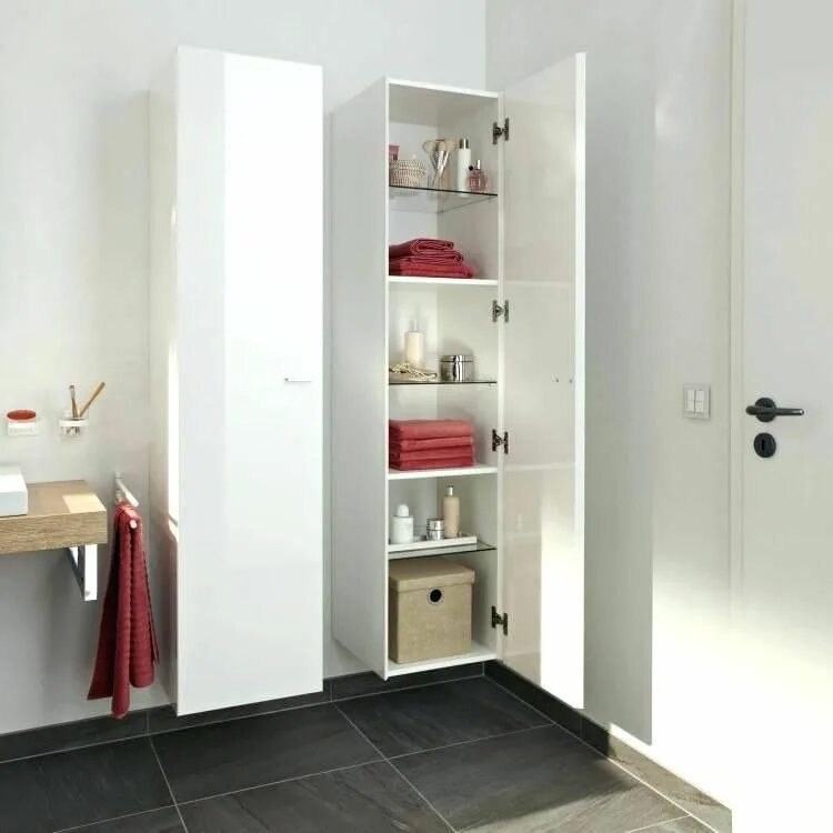 Интерьер шкафов ванной комнаты Bathroom with Wooden Furniture with Lights Near the Mirror Above the Sink Stock
