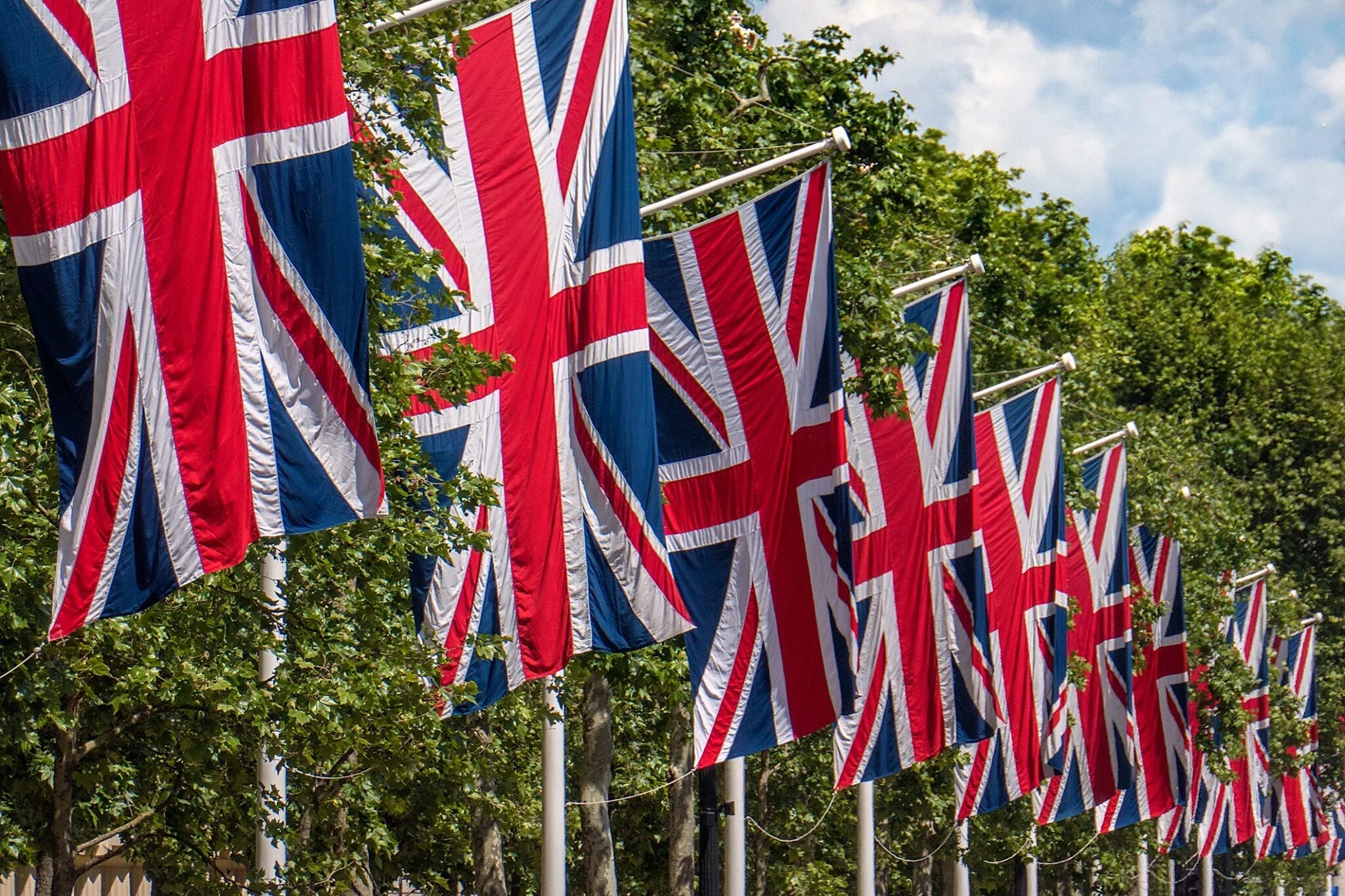 Великобритания МИД флаг. МИД Британии с флагом. Флаг великобританского Франции. Британия США. Почему в британии приспущены флаги
