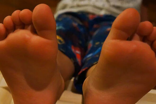 Феет бойс. Schoolboy feet. Giant brother feet. Pinderloy. Age feet