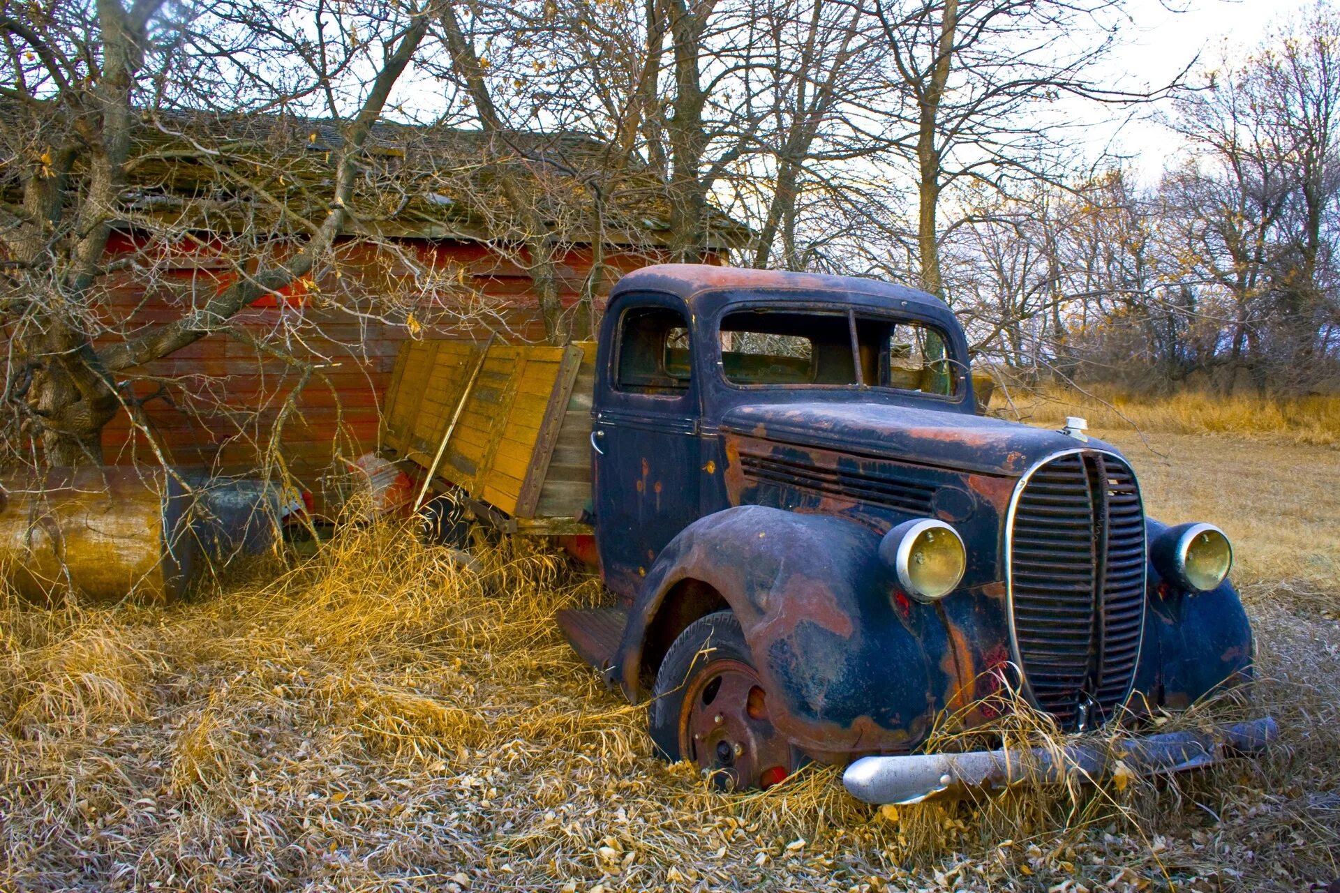 Старинный мерседес. Старая ме. Mercedes benz 1115 old. Черноусово москвич 400. Музей машин черноусово тульская область.
