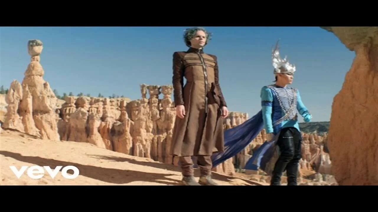 Empire of the sun alive. Группа Empire of the Sun. Empire of the Sun без грима. City_of_the_Sun_-_Alive.