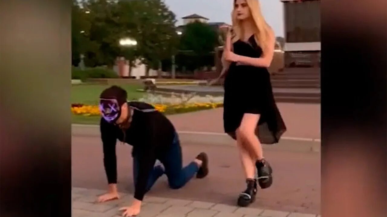 Мужик на поводке. Выгуливает девушку на поводке. Девушка выгуливает парня. Девушка разделась в торговом центре. Парень на поводке на улице.