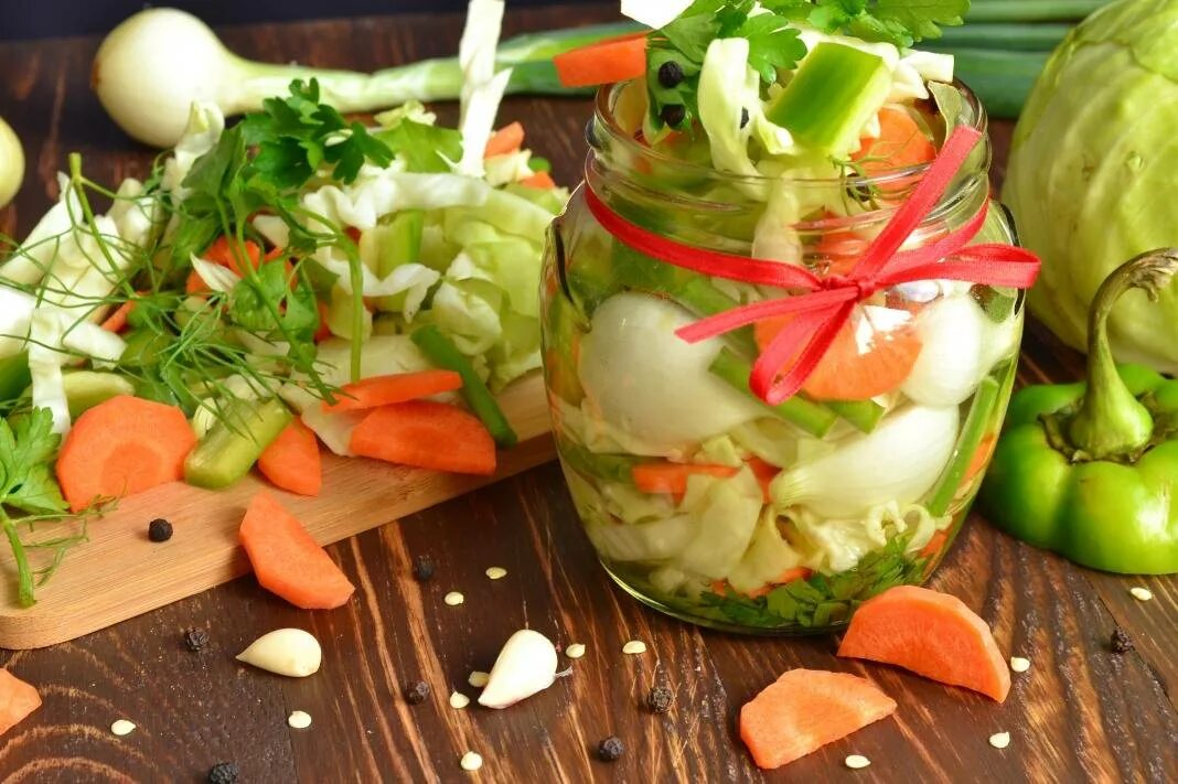 Консервируем вкусные салаты. Салат из маринованных овощей. Зимние салаты из овощей. Овощной салат в банке. Салаты овощные консервированные.