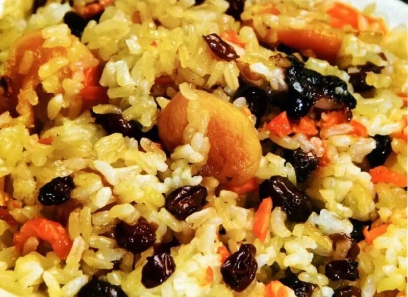 Плов из сухофруктов с рисом. Армянский плов с курагой и изюмом. армянский фруктовый плов. плов с сухофруктами изюм курага. сладкий рис с изюмом и курагой.