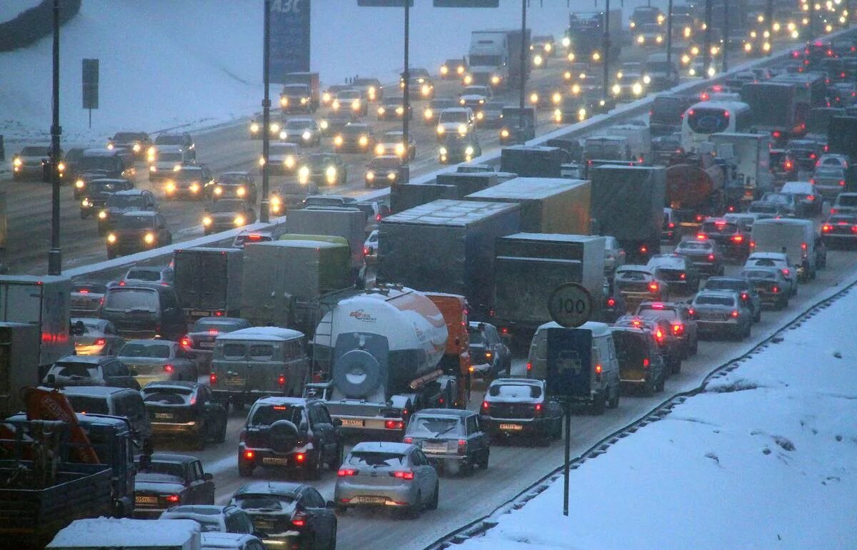 Почему появляются пробки. Москва пробки МКАД. МКАД пробки. Пробки в Москве. Пробки на дорогах зимой.