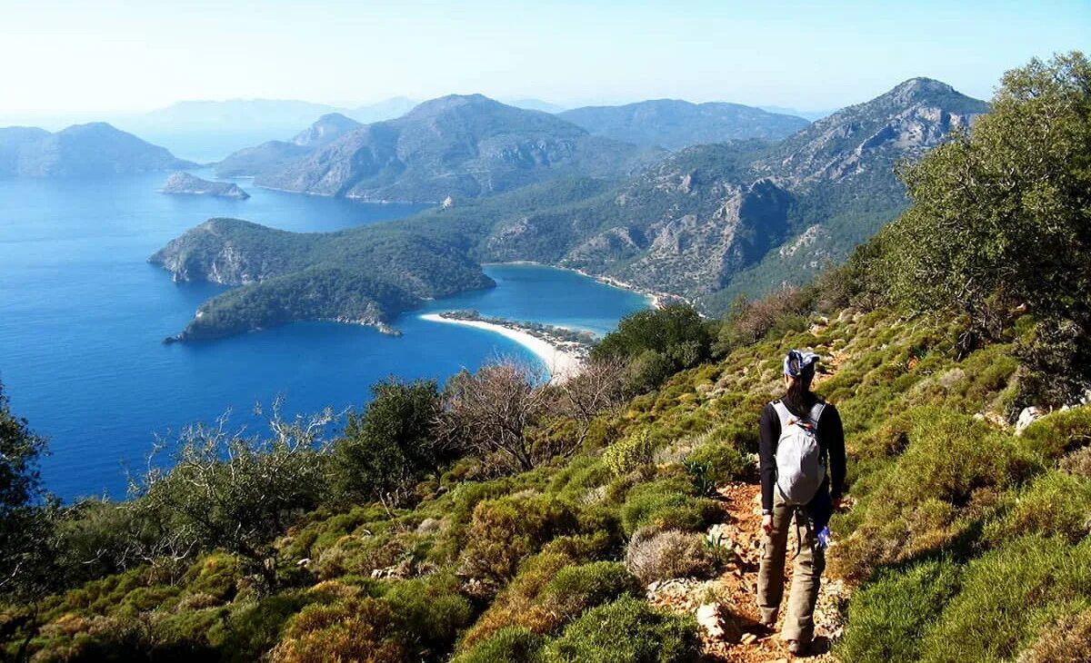 Куда поехать в октябре 2024. Куда можно съездить дешево на море. Куда можно поехать на море. Таблица пляжных сезонов на курортах. Куда можно полететь отдыхать.