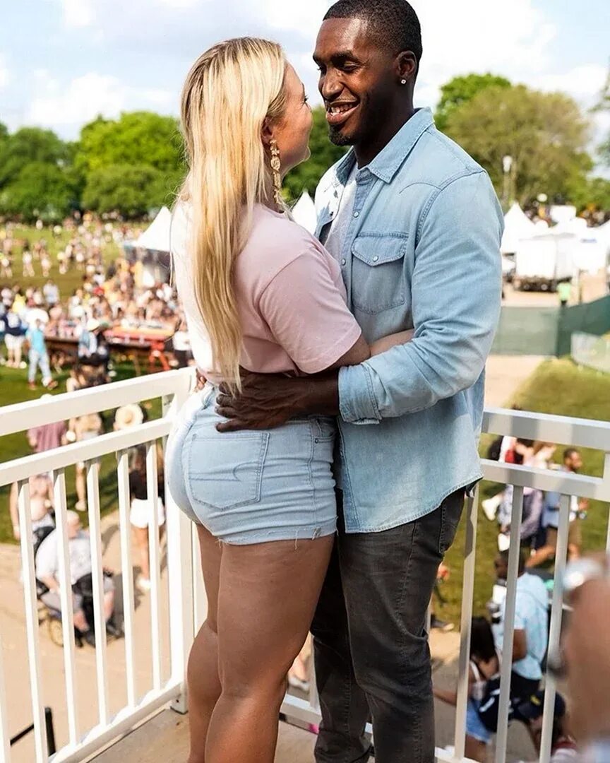Черный ребенок у белых родителей. Свадьба black guy and white girl. Жены афроамериканцев. Гамбия белые женщины с неграми. Wife black men.