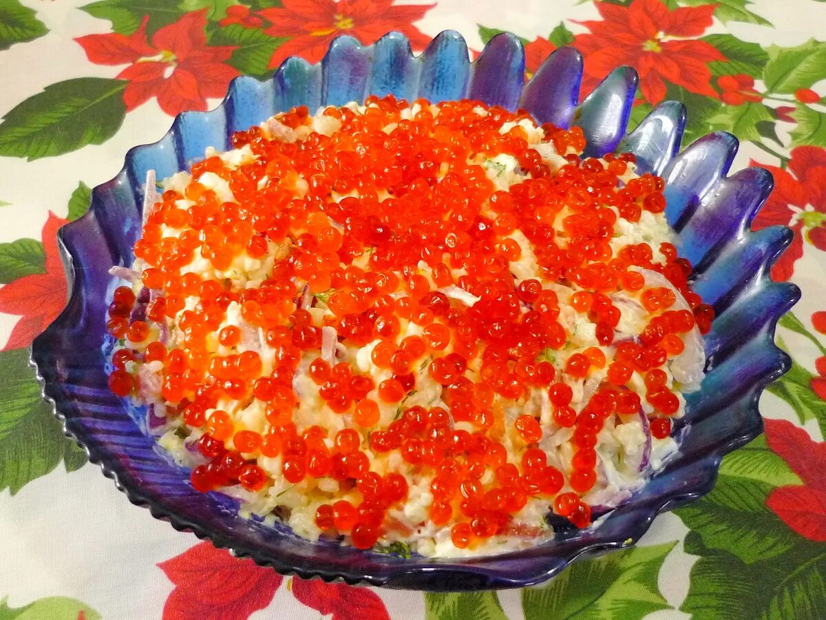 слоеные салаты на новый год. салат с болгарским перцем. салат красная шапочка с помидорами и курицей. салат с семгой и авокадо. салат с курицей и перцем.