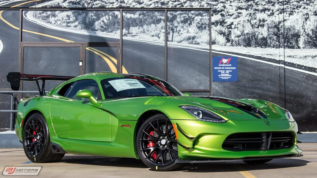 Viper green. Dodge Viper 2016 зелёный. Dodge Viper ACR 2017 Snakeskin. Додж Вайпер зеленый металлик. Ламборгини Вайпер.