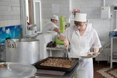 Кухонный работник в садик