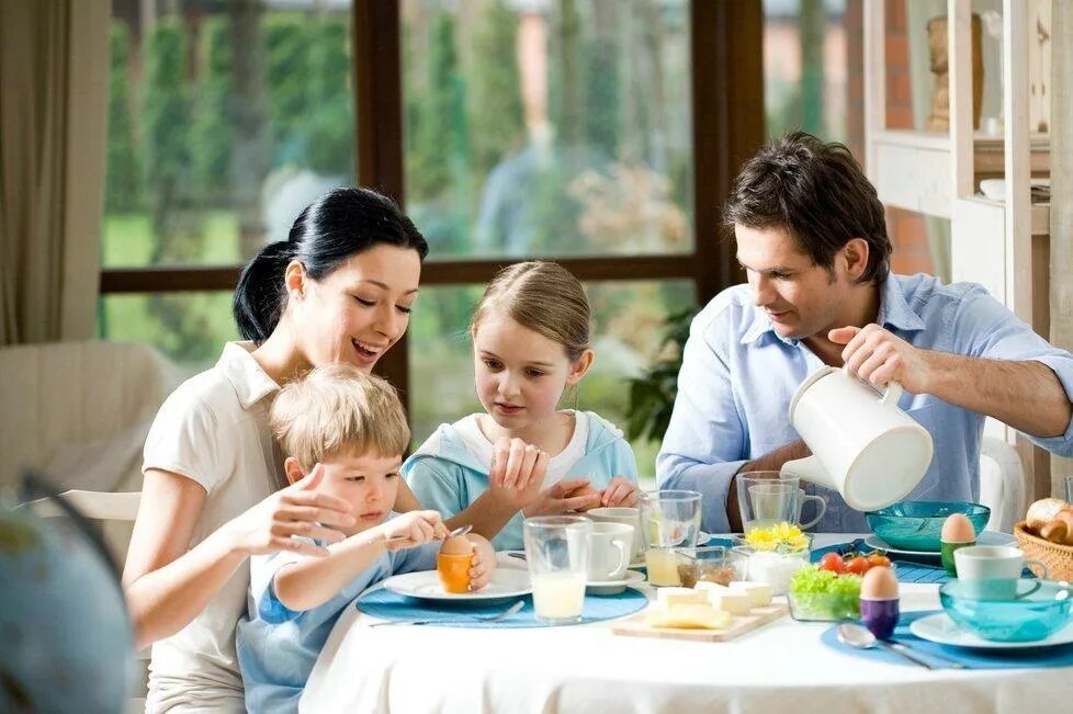 Семья за столом. Семейный завтрак. Семейное чаепитие. Семья завтракает. Папа чай пить