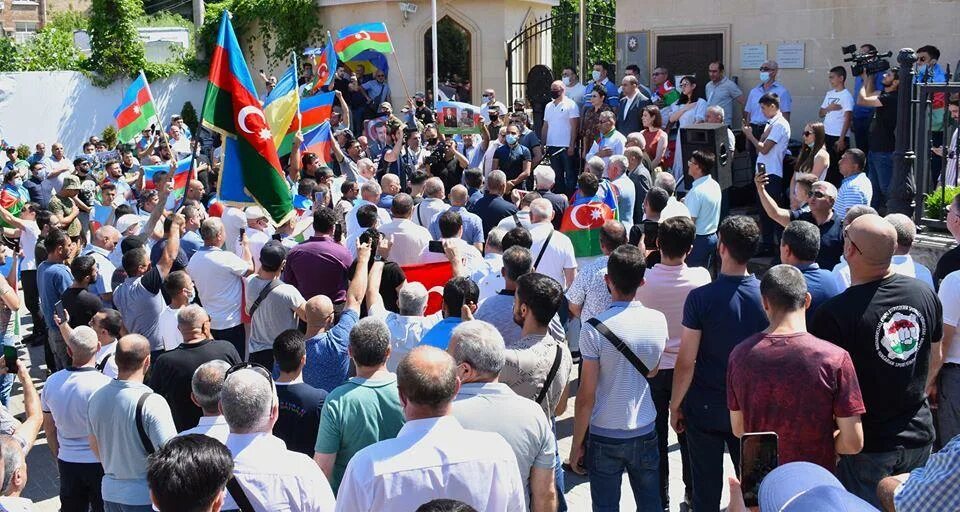 Митинги в Азербайджане. Поддержка Украины Азербайджан. Митинг в Азербайджане в поддержку Украины. Украинское посольство в Азербайджане. Азербайджан за украину