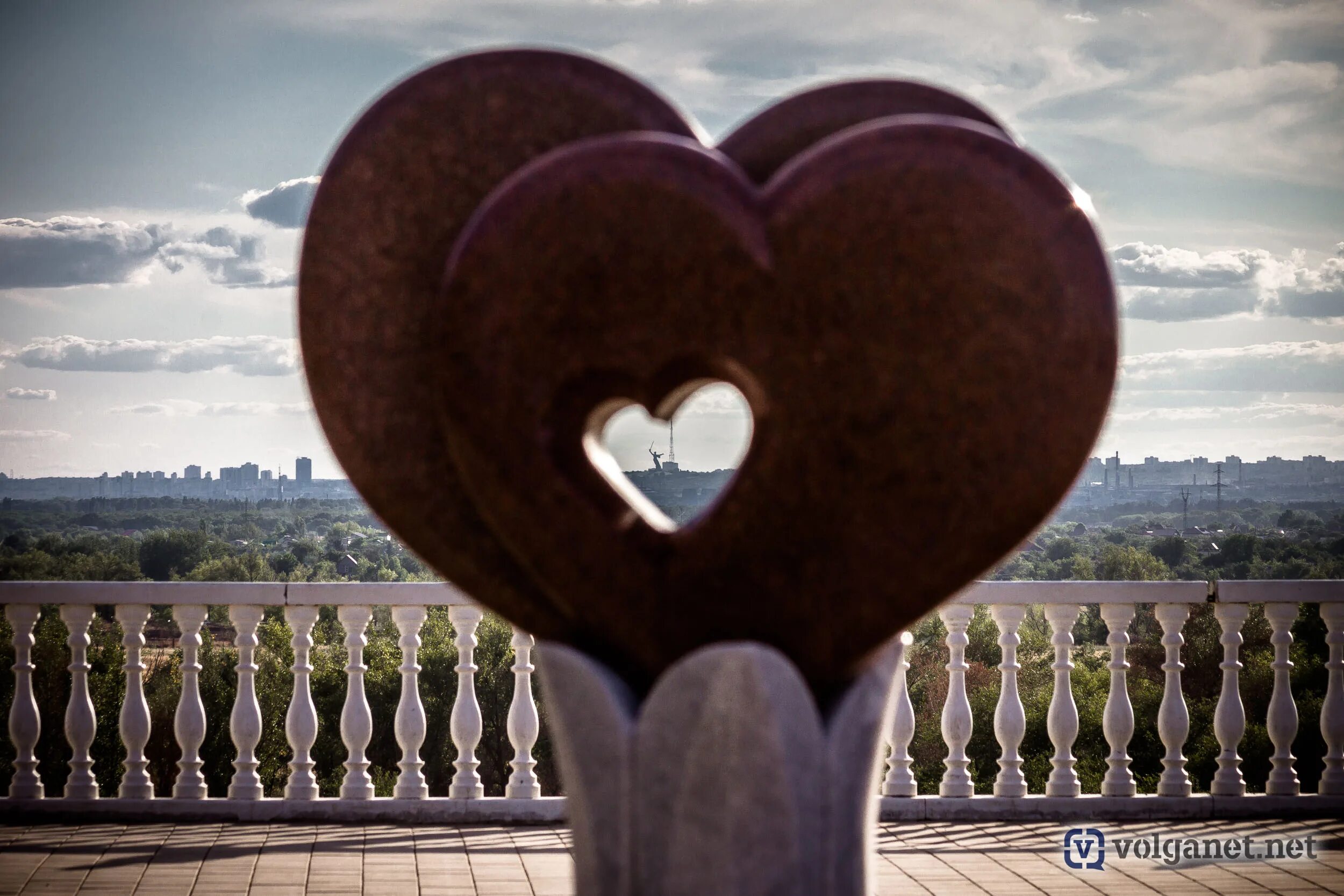 Волгоград память сердце Love. Церковь Петра и Февронии Волгоград. День семьи любви и верности арка сердце сад Эрмитаж. Памятник ассоциирующий любовь и верность.