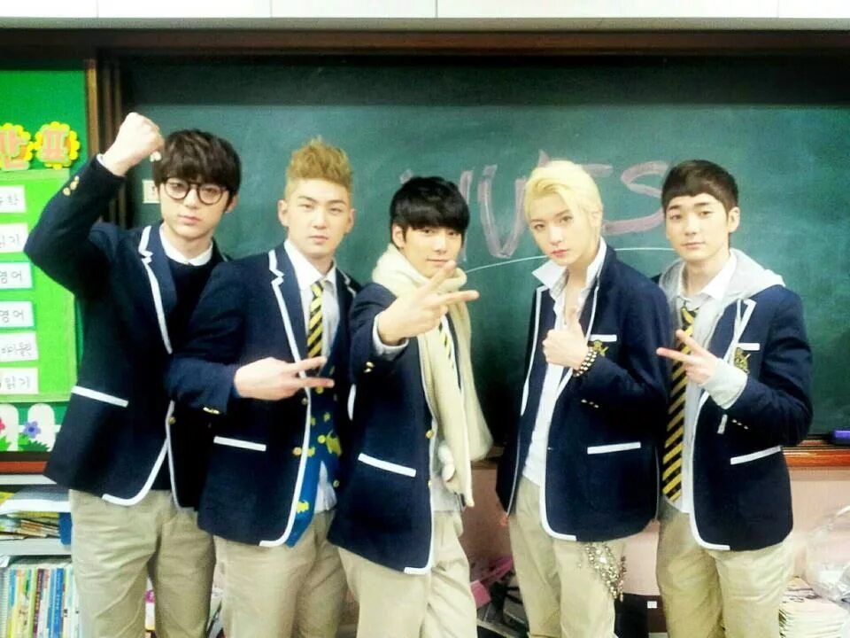 Школа popping. Nuest школа. Nu est в школьной форме. Nu'est участники в школьные годы. Kpop School uniform.