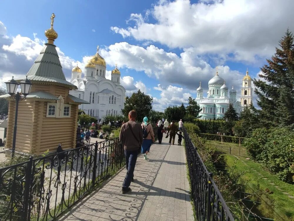 Дивеево Нижегородская. Путешествие в Дивеево. Паломники в Дивеево. Дивеево Рязанская область. Паломничество в дивеево