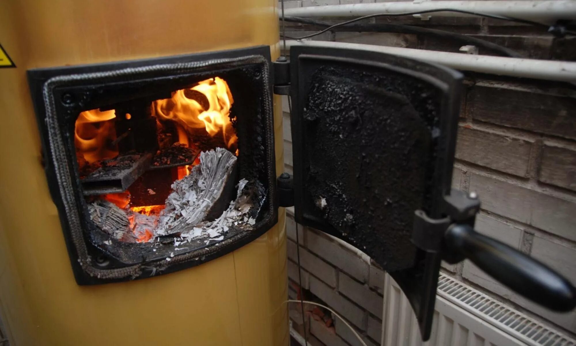 Печь камин пиролизного горения. Stropuva s15u. Угольная печь. Уголь для отопления.