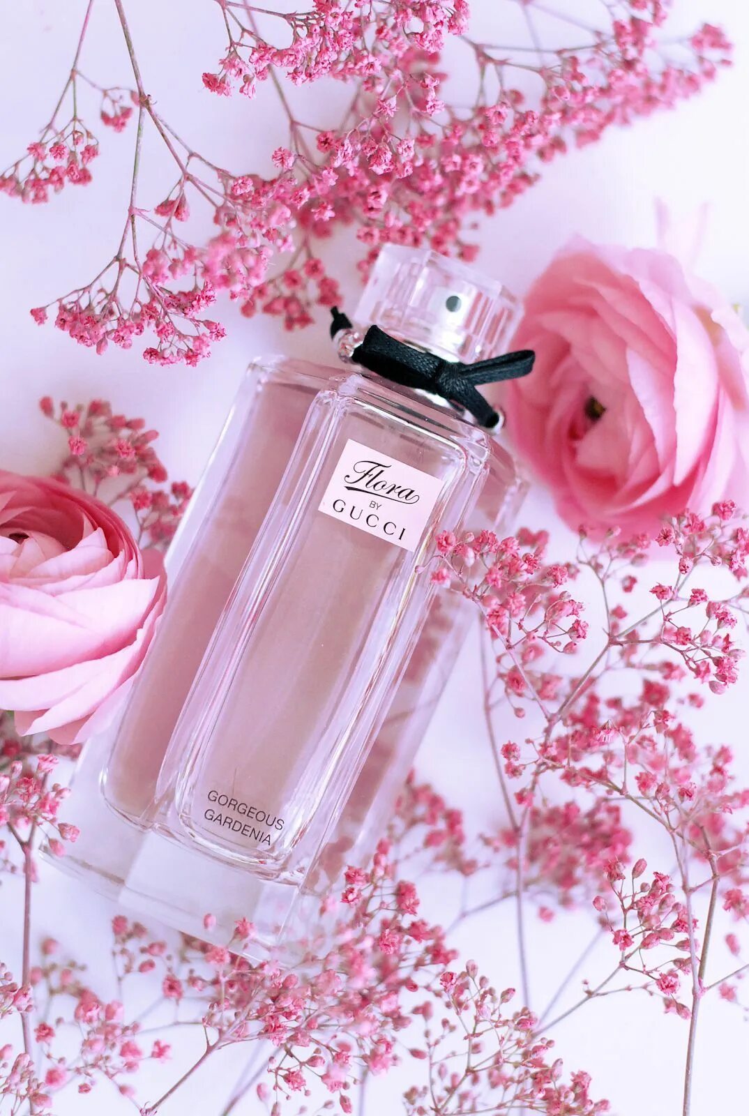 Розовая косметика. Нежные цветочные духи. Духи miss dior rose. Miracle духи чем пахнут. Нежные легкие ароматы духов.