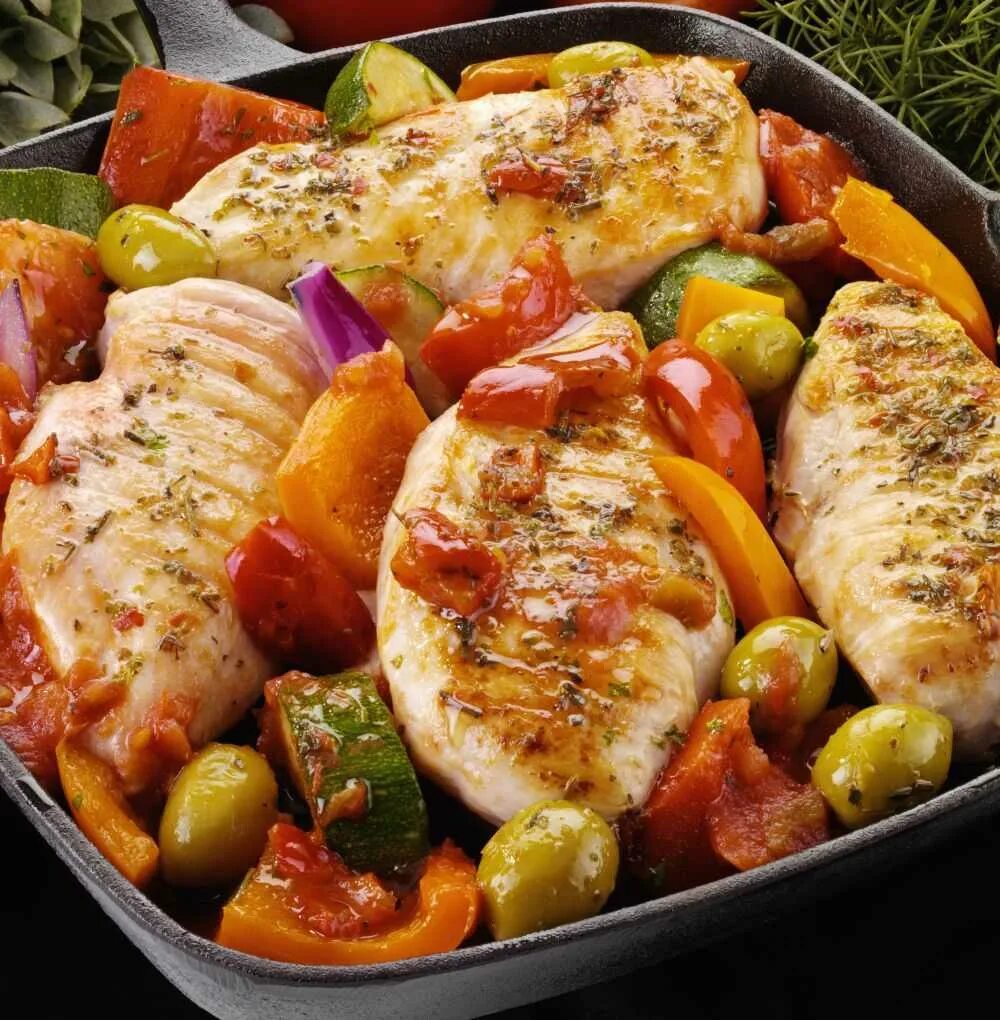 Ужин рецепты на каждый день с фото. Курица с овощами. Куриная грудка совошами. Курица запеченная с овощами. Курица с овощами в духовке.