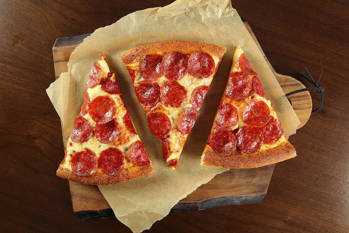 Пицца большие куски. Кусок пиццы. Кусок пепперони. Кусок пиццы пепперони. Сочный кусок пиццы.