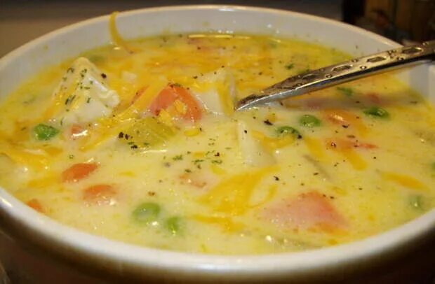 Сырный суп с колбасой и плавленным сыром. Суп с плавленным сыром и колбасой. Суп с колбасным сыром. Сырный суп с колбасой. Сырный суп с колбасками.