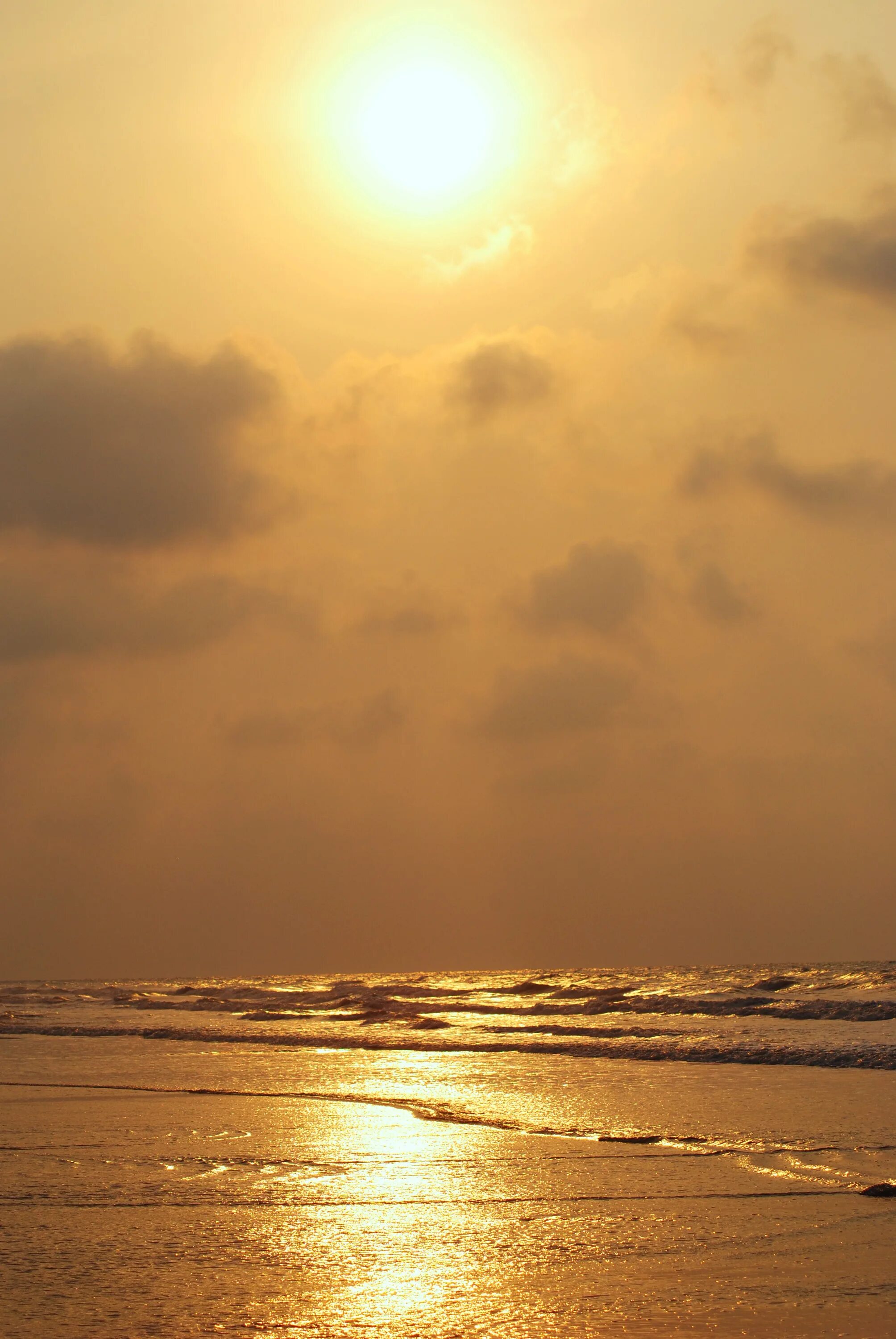 Золотой закат на море. Пляж закат. Море золотое небо и солнце.