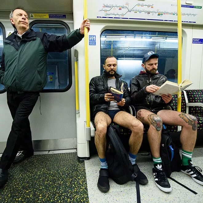 В метро без штанов. Парни в метро без штанов. No Pants Subway Ride Москва. Парни без штанов в транспорте.