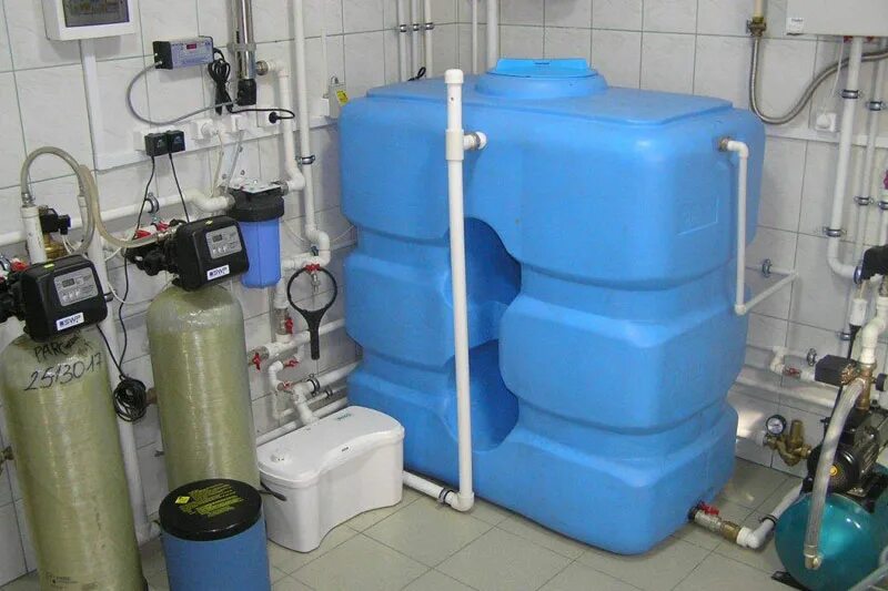 Бак для воды 1000 система водоочистки. Накопительные баки для водоснабжения. Емкость для воды в частном доме. Емкость для воды в котельную. Накопительный бак для воды в частном