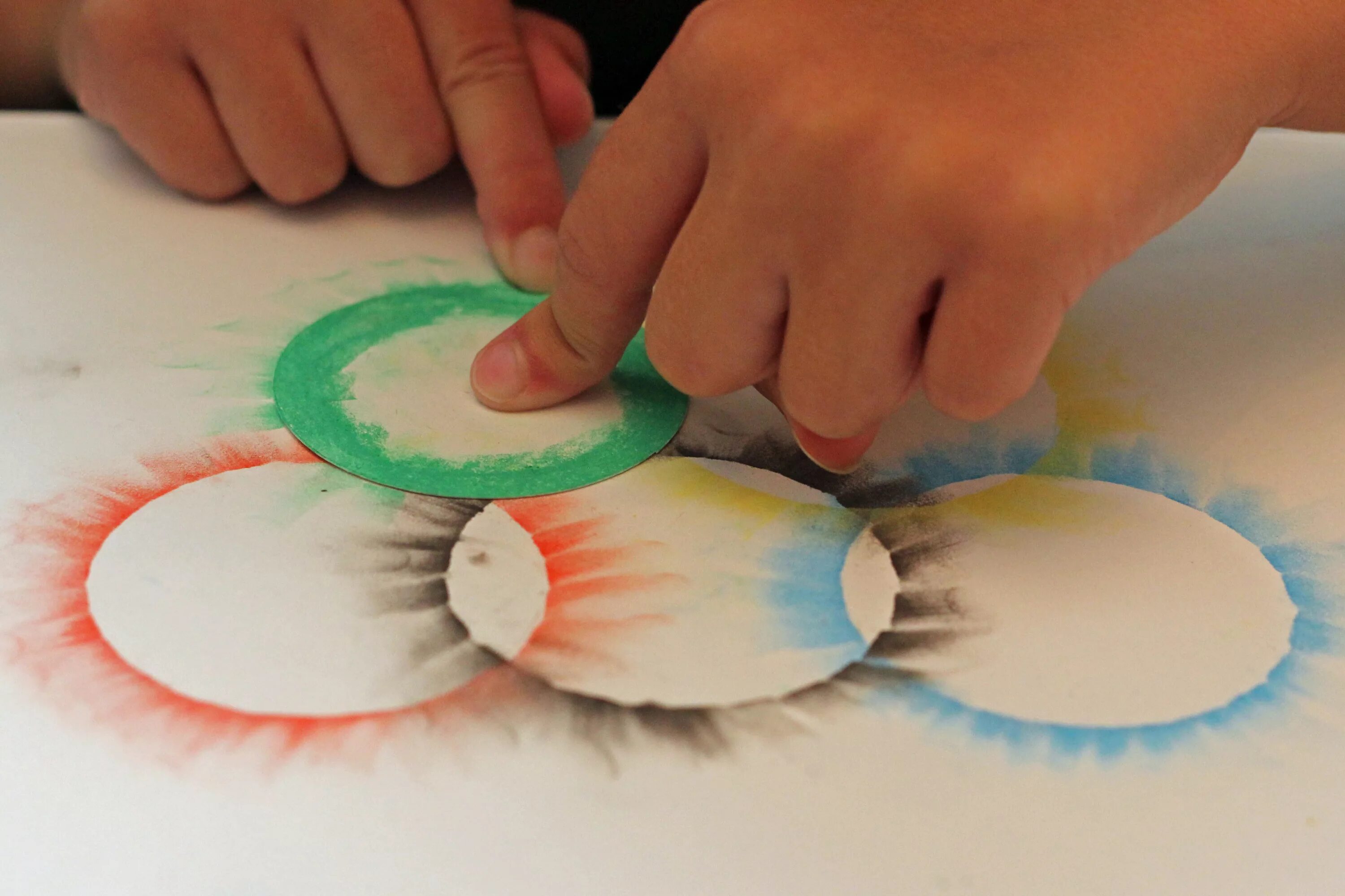 Удивительно простой способ. Необычные техники рисования для детей. Необычное рисование для детей. Необычные способы рисования для детей. Необычные материалы для рисования.