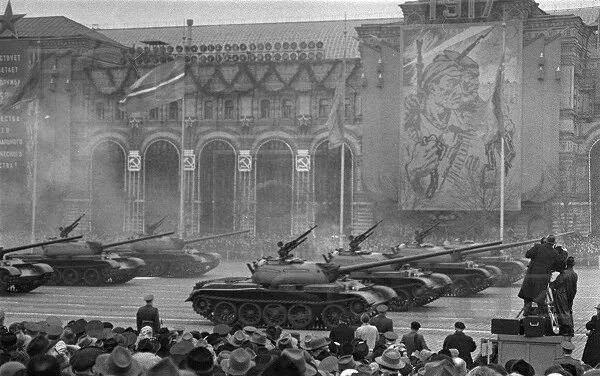 Ноябрь 1951. Парад Октябрьской революции 1957. Парад Победы 1957. Парад 7 ноября СССР. Парад Октябрьской революции 1990.