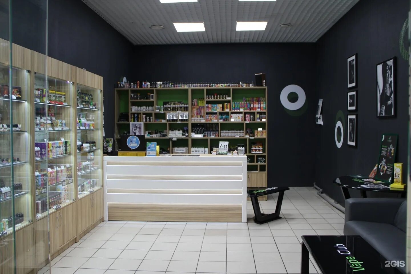 Магазин электронных жидкостей. Vape shop магазин СПБ. Электронные сигареты вэйп шоп. Вейпшоп внутри. Витрина для электронных сигарет.